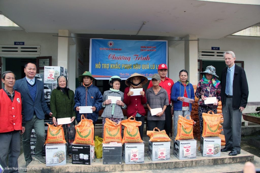 Flood relief supplies from US friends handed over to Quang Ngai people Flood relief supplies from us friends handed over to quang ngai people
